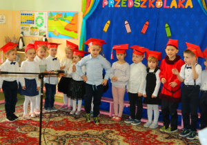 Przedszkolaki śpiewają piosenkę i pokazują do niej ruchy