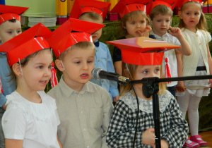 Dzieci recytują wiersz do mikrofonu