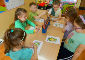Przedszkolaki kolorują portrety pani Wiosny