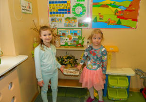 Natalia i Milena trzymają w rękach świeżo zasianą rzerzuchę