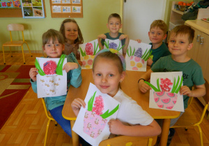 Przedszkolaki pokazują wykoane prace plastyczne trzymając je w dłoniach - Kwiaty w wazonie