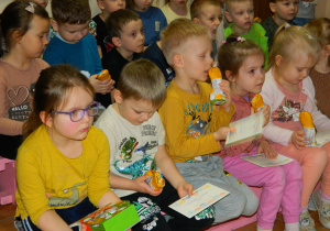 Dzieci oglądają otrzymane nagrody
