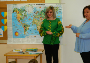 Amma Marko z panią Moniką stoją przy mapie