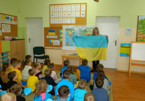 Mama Marko prezentuje dzieciom flagę Ukrainy