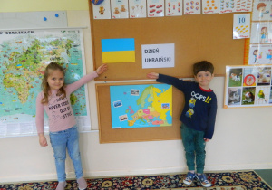 Dzieci z grupy Misie stoja przy tablicy z dekoracją ukraińską