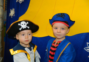 Antoś i Łukasz przebrani za piratów
