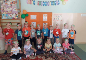 Dzieci z grupy Biedronek stoją na tle dekoracji.