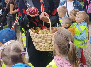Bicie rekordu w jedzeniu jabłek