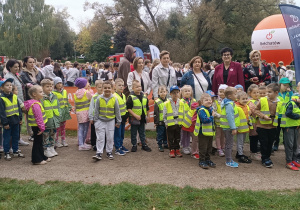 Widok dzieci z wychowawcami , panią dyrektororaz panią Agnieszką Ludwiczak- Maszewską