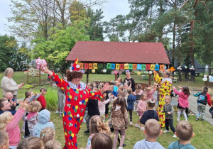 Dzieci tańczą w ogrodzie przedszkolnym