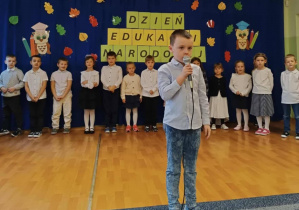 Chłopiec recytuje wiersz do mikrofonu
