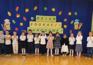 Dzieci z grupy Misie śpiewają piosenkę