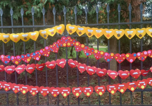 Widok girlandy z czerwonych i żółych serduszek dla papieża zrobionych przez dzieci