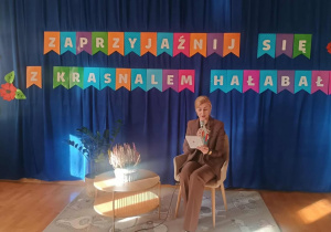 Pani dyrektor czyta dzieciom Przygody Krasnala Hałabały