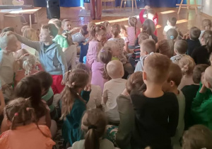 Pani dyrektor rozmawia z dzieci na temat opowiadania