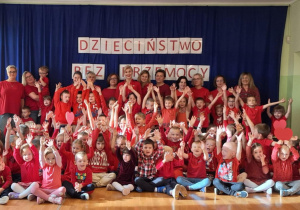 Widok całej społeczności przedszkola ubranych w kolor czerwony