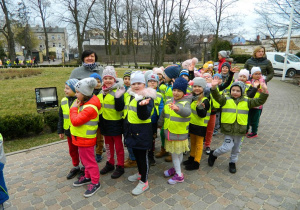 Dzieci z grupy Motylków w parku Olszewskich 