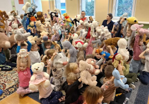 Widok dzieci trzymających misie w dłoniach.