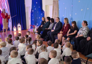 Pani dyrektor wita przybyłych gości.