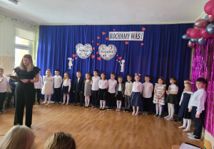 Pani Natalia wraż z dziećmi wita gości.