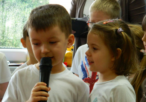 Chłopiec z grupy Misiów mówi wiersz.