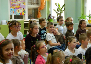 Dzieci z przedszkola oglądają występ.