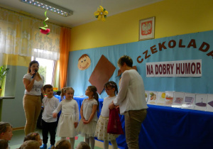 Dzieci biorą udział w konkursie 