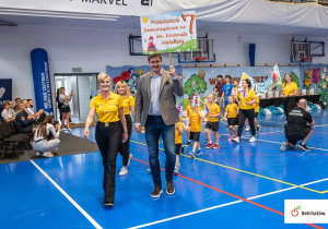 Pani dyrektor wprowadza przedszkolaków na halę.
