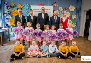 Zdjęcie grupowe zaproszonych gości oraz dzieci.