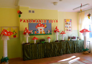 Dekoracja z muchomorów w sali przedszkolnej