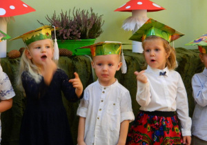 Dzieci śpiewają piosenkę Przedszkolaczek