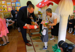 Pan Prezydent pasuje czerwonym ołówkiem dziecko na przedszkolaka