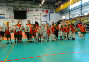 Zdjęcie grupowe wszystkich zawodników oraz opiekunów z otzrymanymi medalami i upominkami.