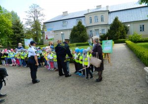 Spotkanie dzieci w parku z komendatem Straży Miejskiej.