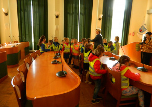 Pani Grażyna z dziećmi w Sali Herbowej Urzędu Miasta
