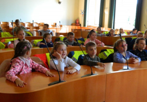 6-latki siedzą na miejscach radnych w Sali Herbowej