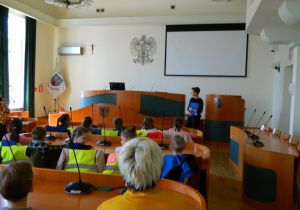 Dzieci z grupy Motylków słuchają informacji o pracy Urzędu Miasta
