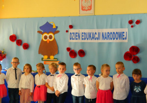 Dzieci na tle dekoracji z sową