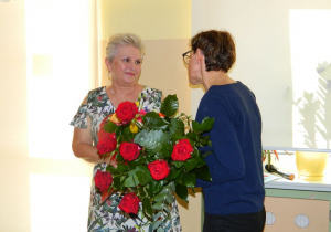 Wręczanie kwiatów z okazji DEN na ręcę pani Dyrektor