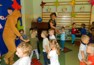Dzieci tańczą wspólnie z aktorami.