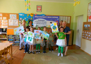 Zdjęcie grupwe Motylków wraz z panią dyrektor i wychowawczyniami.
