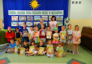 Zdjęcie grupowe z panią Dyrektor oraz panią Naczelnik wszystkich nagrodzonych dzieci.