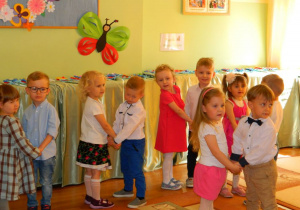 Dzieci z grupy Krasnali tańczą w parach.