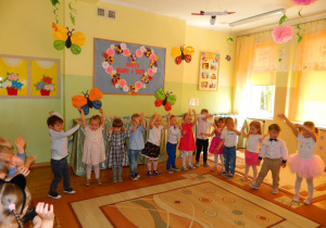 Dzieci z grupy Krasnali tańczą na tle dekoracji.