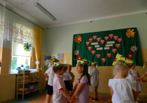 Dzieci z grupy Biedronek tańczą taniec na powitanie rodziców.