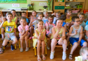 Dzieci z grupy Motylków siedzą na krzesłach
