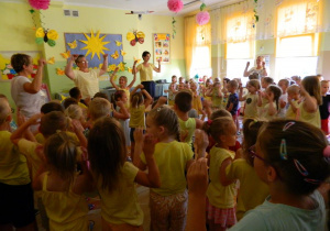 Przedszkolaki wraz z nauczycielkami tańczą taniec Kaczuszki.