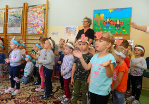 Dzieci z grupy wiewiórek razem z nauczycielką śpiewają piosenkę.