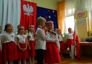 Dzieci wspólnie śpiewaja piosenkę.