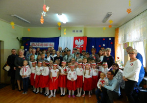 Dzieci z grupy Motylków wraz z rodzicami i zaproszonymi gośćmi.